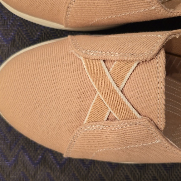 CLARKS BRAND WOMEN'S TAUPE "CLOUDSTEPPERS" "BREEZE SKIP" SLIP ON SHOES SIZE 7.5M - Picture 6 of 12